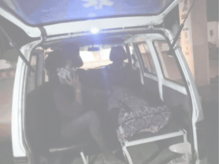 इलाज से पहले ही मरीज की मौत, बाइकों से पेट्रोल निकालकर डाला