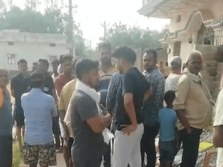 बेटे को चारपाई से उठाकर फेंका, छत के रास्ते घर में घुसा आरोपी