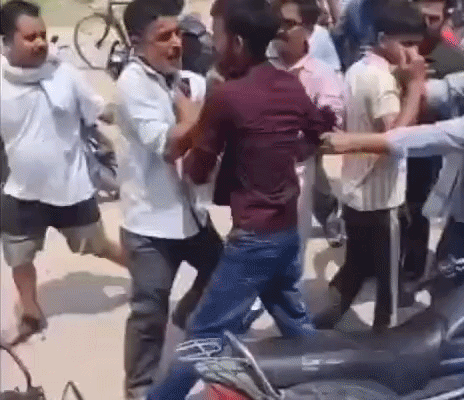 लात-घूंसे चले, वीडियो वायरल होने से मचा हड़कंप