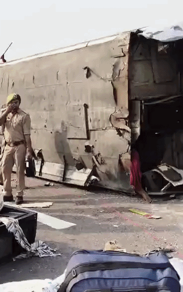 60 यात्री घायल; चालक फरार, खलासी पर बस चलाने का आरोप