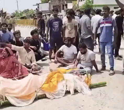 बॉडी गांव पहुंचते ही लोगों का फूटा गुस्सा, हाईवे जाम कर किया प्रदर्शन
