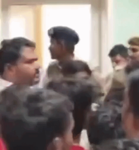 अस्पताल में हंगामा और सड़क जाम, कुत्ते को खाना खिलाने को लेकर विवाद