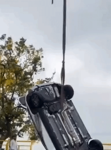 डिवाइडर तोड़ते ही पानी में गिरी, सवारों ने कूदकर बचाई जान