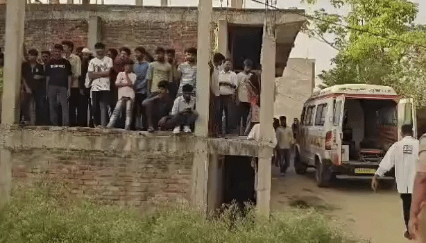चार मंजिला मकान में खून से लथपथ मिली बॉडी, फरार मां की तलाश में पुलिस