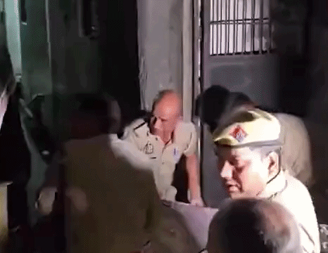कमरे में मिली गर्लफ्रेंड की बॉडी, बॉयफ्रेंड फंदे पर लटका