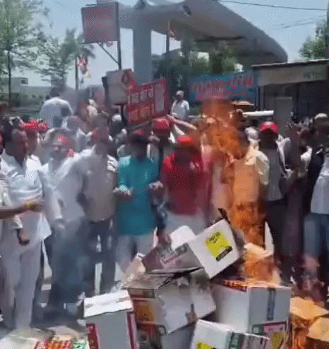 गोरखपुर में आप का प्रदर्शन, आगरा-लखनऊ-कानपुर में भी उबाल