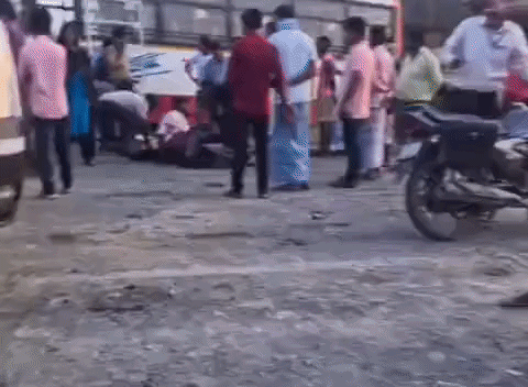 दो यात्रियों की मौत, बस में फंसे यात्रियों को ग्रामीणों ने तोड़कर निकाला