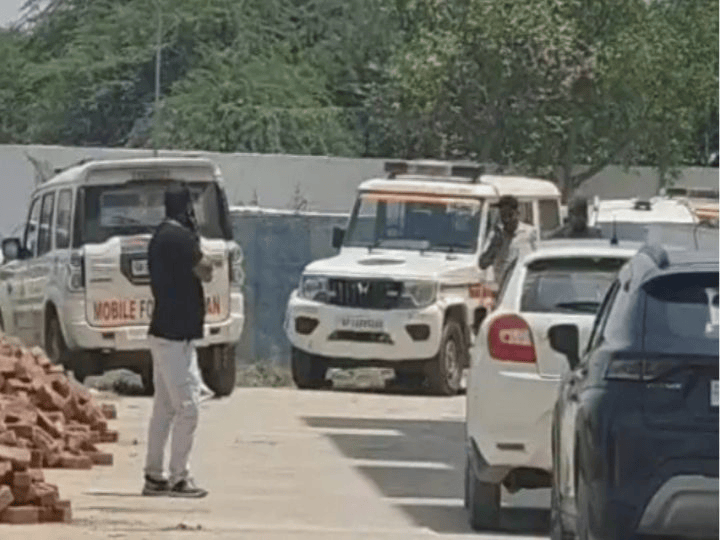 निर्माणाधीन हॉस्टल में दो माली की लाश मिली, चाकू से हत्या की आशंका