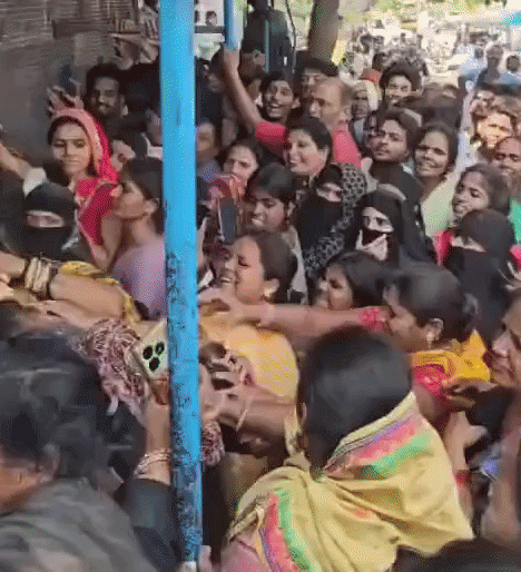 सिलेंडर लेने की होड़ में मचा हंगामा, वीडियो वायरल