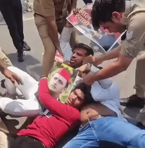 कई कार्यकर्ताओं के कपड़े फटे, पुलिस ने हिरासत में लिया 