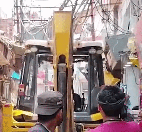 45 मकानों पर कार्रवाई, पूरा इलाका बना पुलिस छावनी