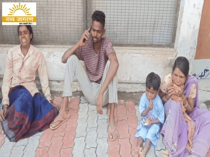 खेलते-खेलते गड्ढे में गिरे बच्चे, डीएम ने जांच के दिए आदेश