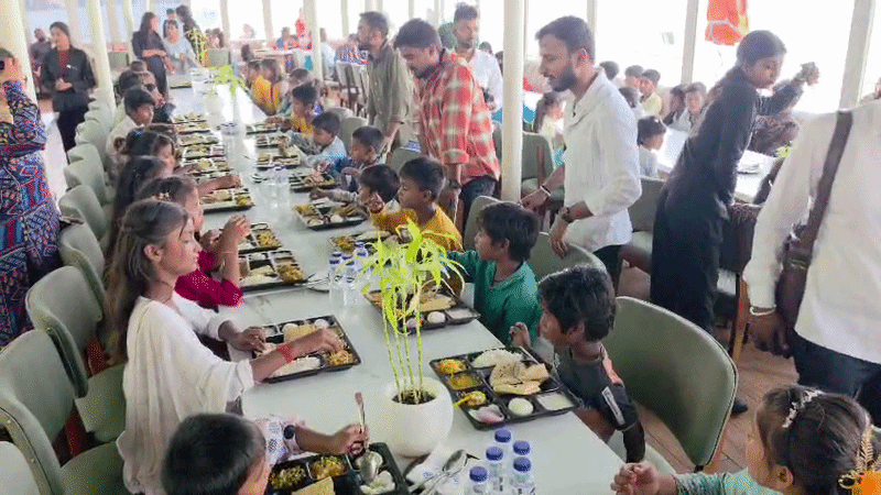 फ्लोटिंग रेस्टोरेंट के ओनर ने दिव्यांग बच्चों के साथ मनाया उत्सव, स्पेशल डिश और गिफ्ट पाकर खिले नन्हे-मुन्हों के चेहरे 