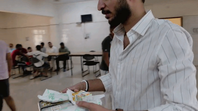 फ्लोटिंग रेस्टोरेंट के ओनर ने दिव्यांग बच्चों के साथ मनाया उत्सव, स्पेशल डिश और गिफ्ट पाकर खिले नन्हे-मुन्हों के चेहरे