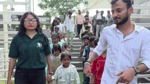 फ्लोटिंग रेस्टोरेंट के ओनर ने दिव्यांग बच्चों के साथ मनाया उत्सव, स्पेशल डिश और गिफ्ट पाकर खिले नन्हे-मुन्हों के चेहरे