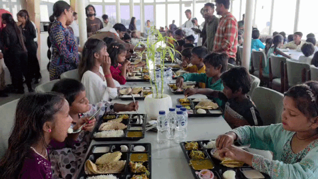 फ्लोटिंग रेस्टोरेंट के ओनर ने दिव्यांग बच्चों के साथ मनाया उत्सव, स्पेशल डिश और गिफ्ट पाकर खिले नन्हे-मुन्हों के चेहरे 