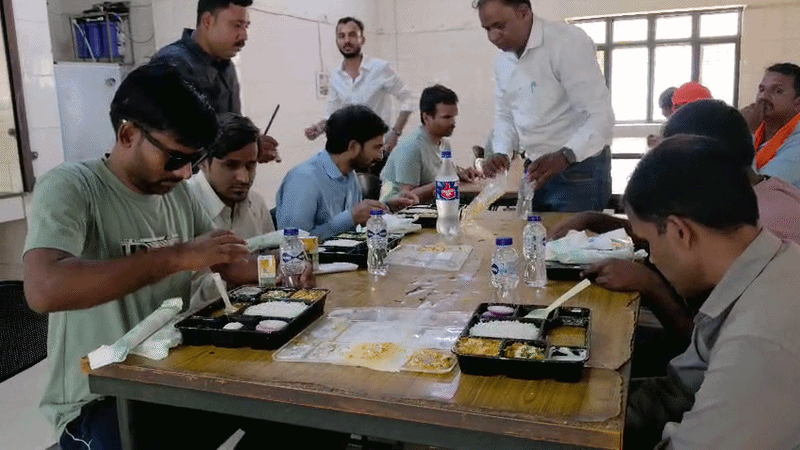 फ्लोटिंग रेस्टोरेंट के ओनर ने दिव्यांग बच्चों के साथ मनाया उत्सव, स्पेशल डिश और गिफ्ट पाकर खिले नन्हे-मुन्हों के चेहरे