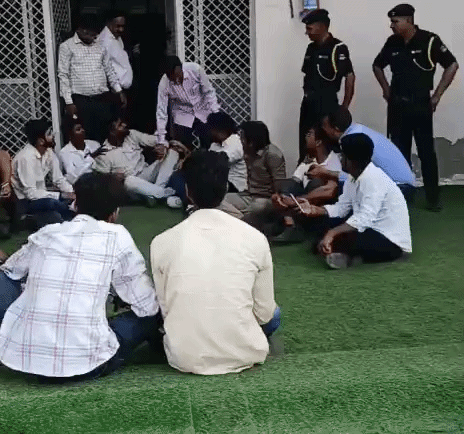 हॉस्टलर्स के समर्थन में छात्रों ने एडी बि​ल्डिंग में किया जोरदार प्रदर्शन, बोले- वार्डन को जेल भेजें नहीं तो करेंगे बड़ा आंदोलन