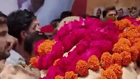 सपा कार्यालय के बाहर रखी गई बॉडी, 13 दिन में दो बार आया हार्ट अटैक
