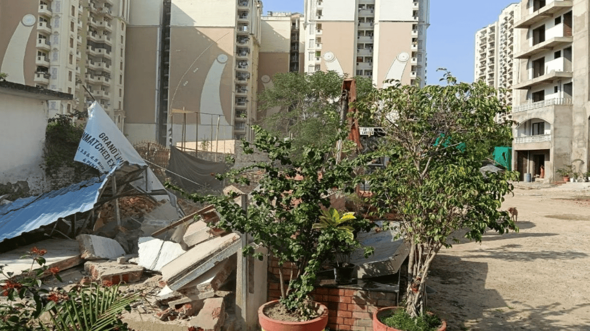 लखनऊ में बिल्डर के ऑफिस पर चला बुलडोजर, आरोपियों पर 25 हजार रुपये का इनाम घोषित