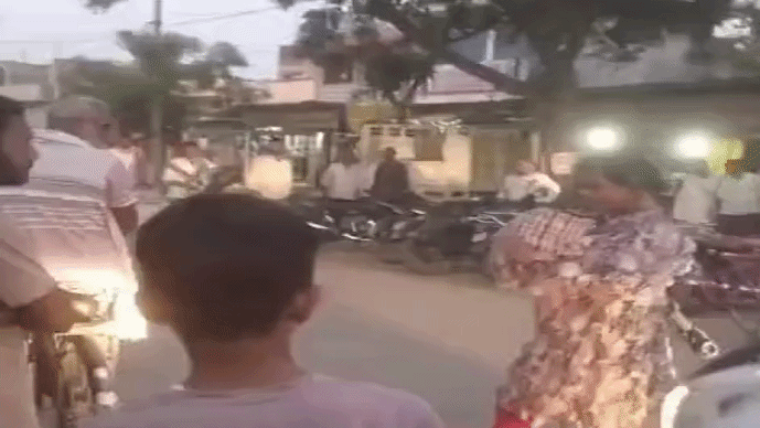 दवा कराकर लौट रहा था बच्चा, गोद में बॉडी लेकर चीखती रही मौसी