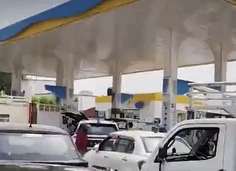 अफवाहों से बढ़ी भीड़, मऊ-संतकबीर नगर में पुलिस निगरानी में हो रही बिक्री