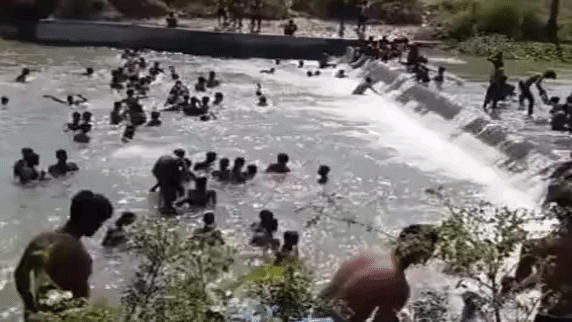 गहरे पानी में स्टंट कर रहे युवक, रील्स के लिए उठा रहे मौत का जोखिम