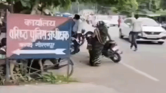 मां का मुंह दबाकर जड़े थे थप्पड़, घर पर चढ़कर की थी ताबड़तोड़ फायरिंग