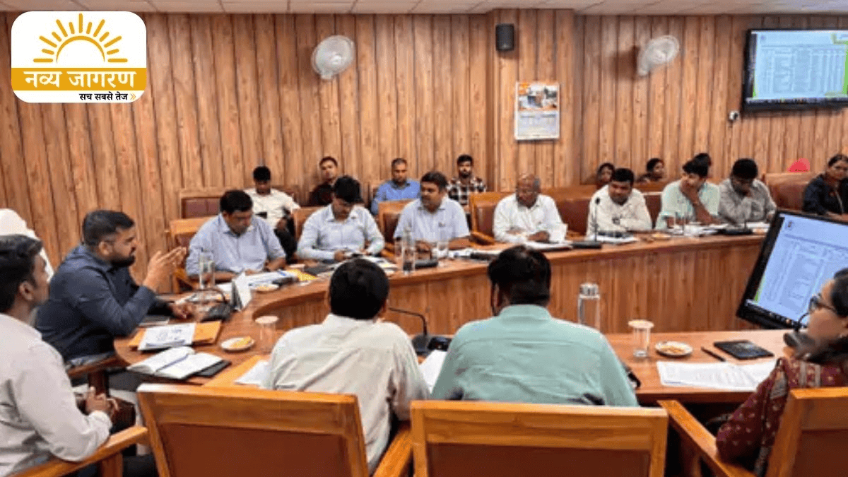 बड़े बकाएदारों पर चलेगा अभियान, समीक्षा बैठक में अधिकारियों को लगाई फटकार