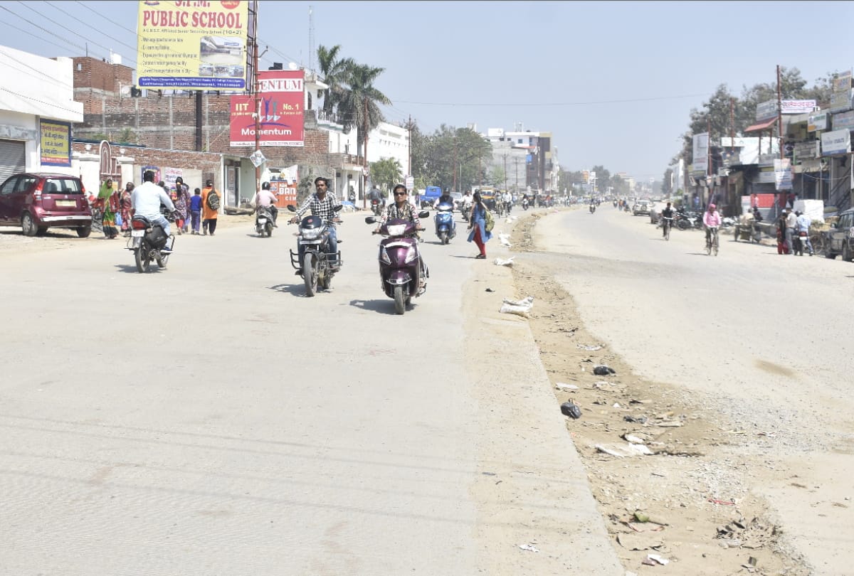 गोरखपुर की गर्मी ऐसी कि झुलस जाए आम आदमी, चौड़ी सड़कों के किनारे खोजे नहीं मिलते शेड और वाटर कूलर