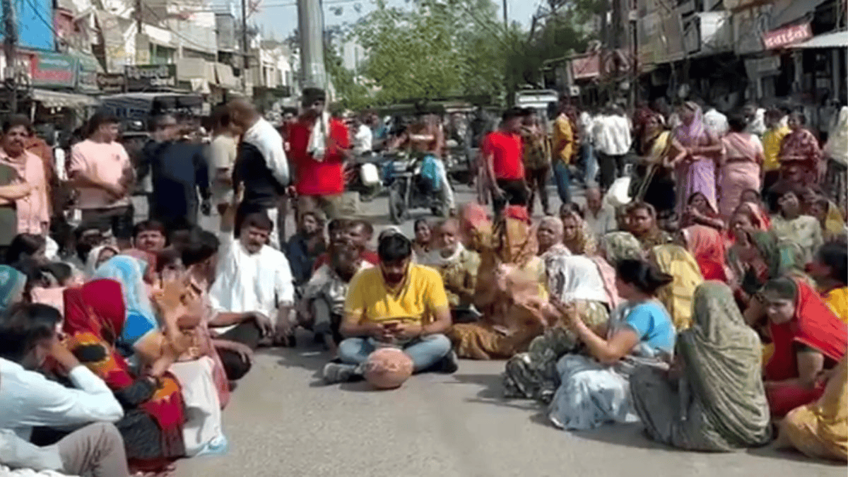 सड़कों पर उतरे लोग, कई इलाकों में चक्काजाम और प्रदर्शन