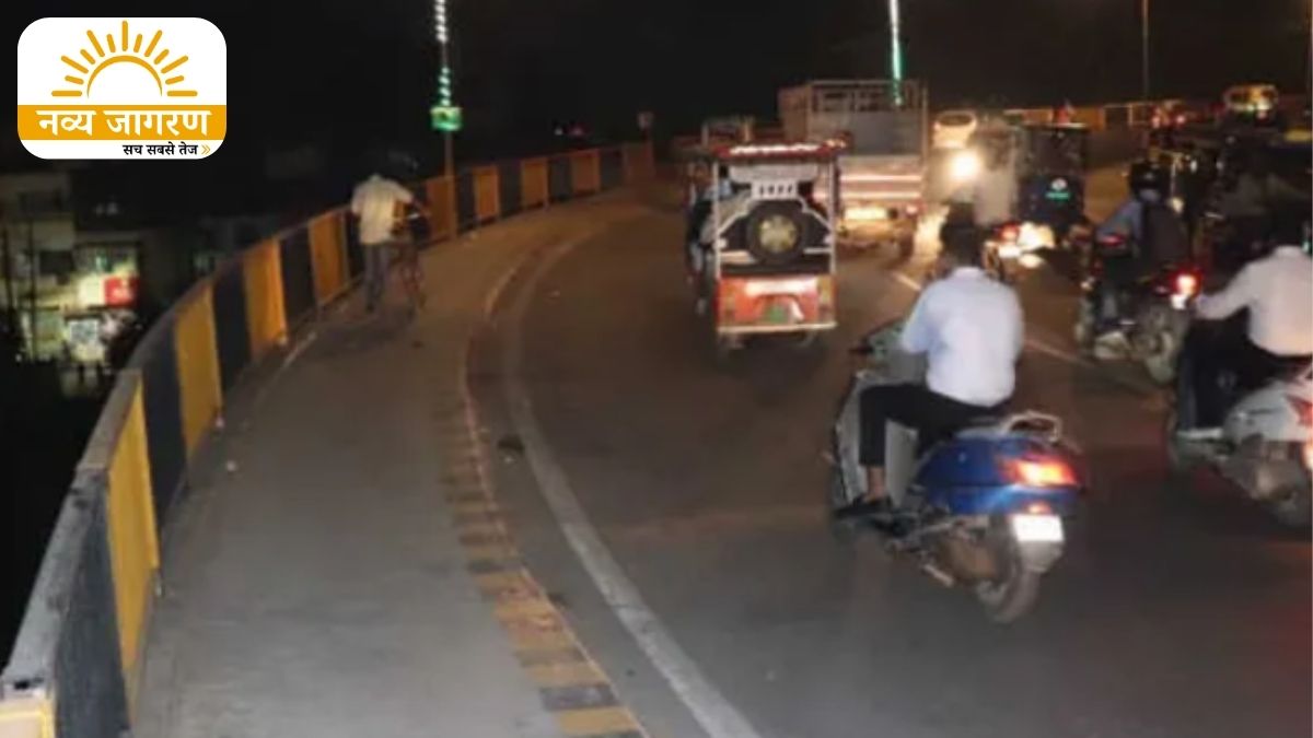 आधी लेन बंद, भारी वाहनों के लिए डायवर्जन लागू