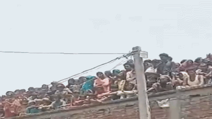 तेंदुए के डर से छत पर चढ़े ग्रामीण।