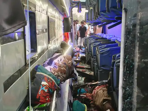 दुर्घटना के बाद क्षतिग्रस्त वाहन।