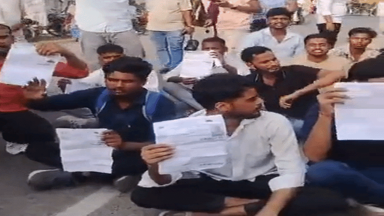 सेंटर पर एंट्री न मिलने से सड़क पर उतरे अभ्यर्थी, री-शेड्यूल किया जाएगा एग्जाम