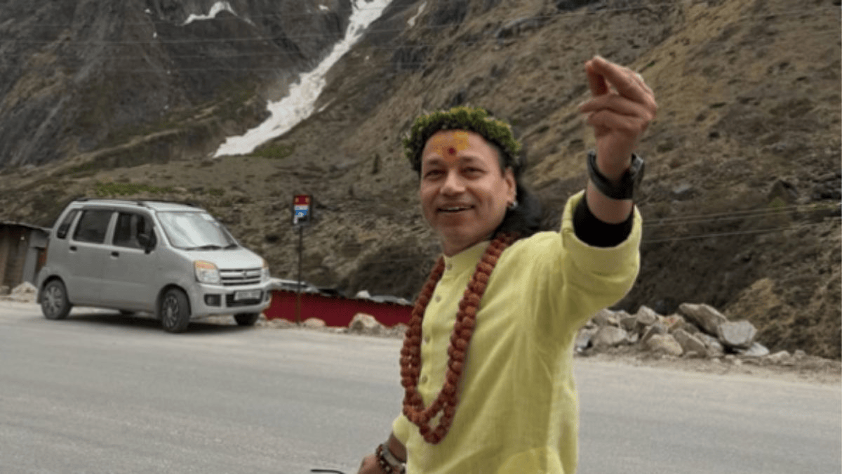 रुद्राक्ष माला और चंदन तिलक में दिखे गायक, सोशल मीडिया पर वायरल हुईं तस्वीरें