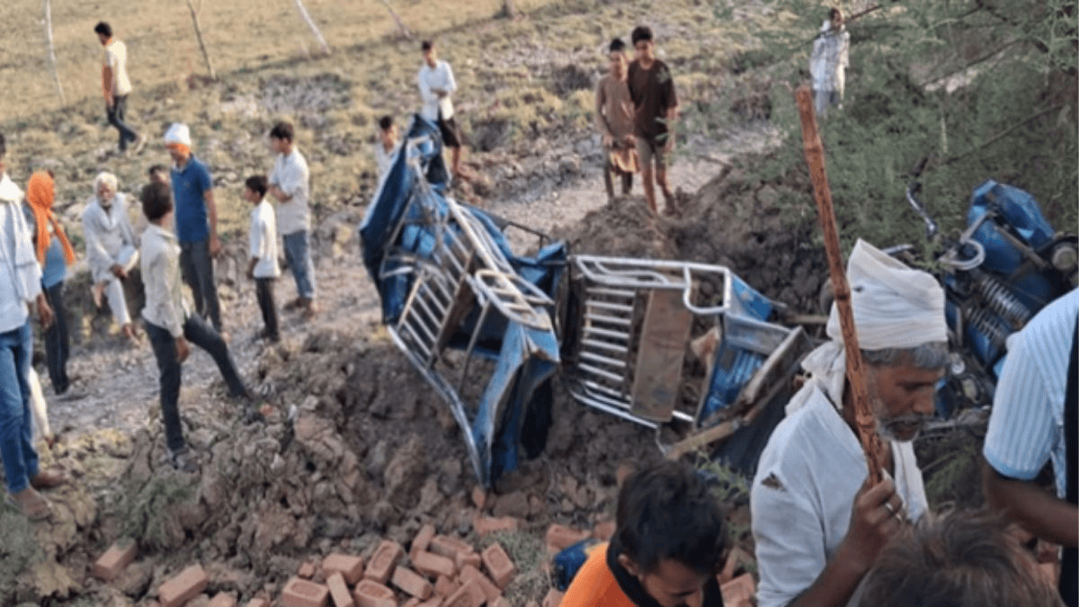 शिक्षक और ई-रिक्शा को ट्रॉली ने रौंदा, मां के आंचल में बची मासूम