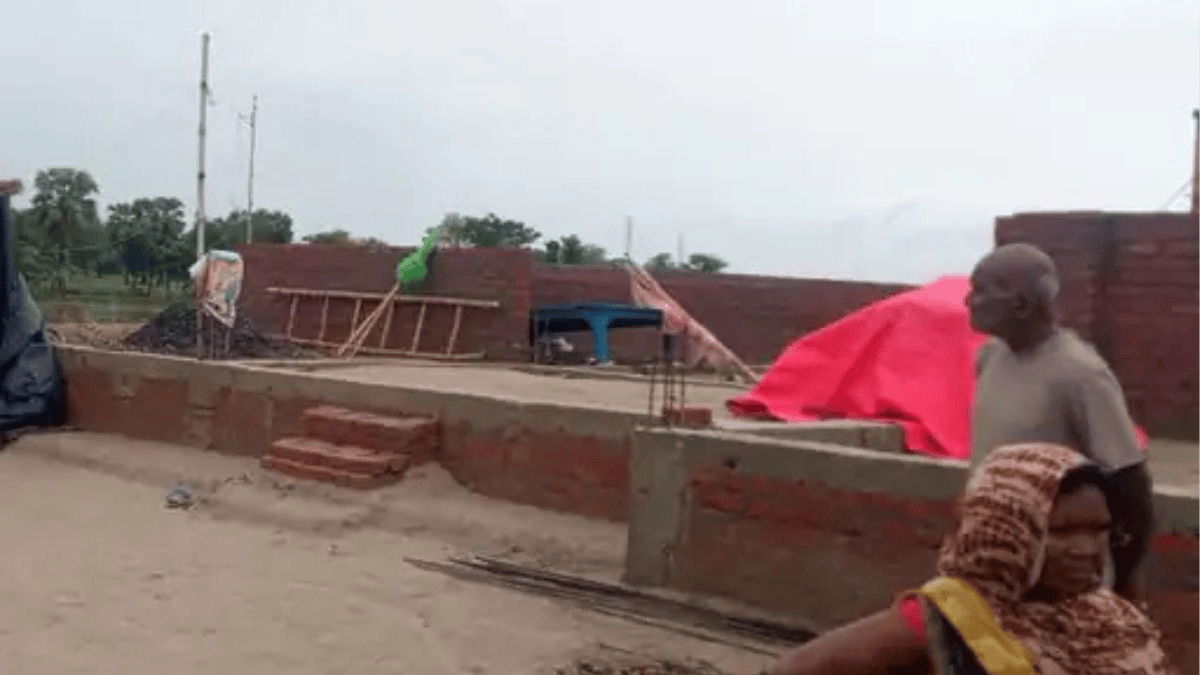 एक युवक गंभीर, मवेशी की भी गई जान