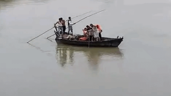 सरयू नदी में उतरे दो युवक डूबे, गोताखोरों और नाविकों का सर्च ऑपरेशन जारी