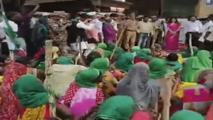 लाठी-डंडे और हसिया संग पहुंचे किसान, चार दशक पुराने विवाद में हंगामा