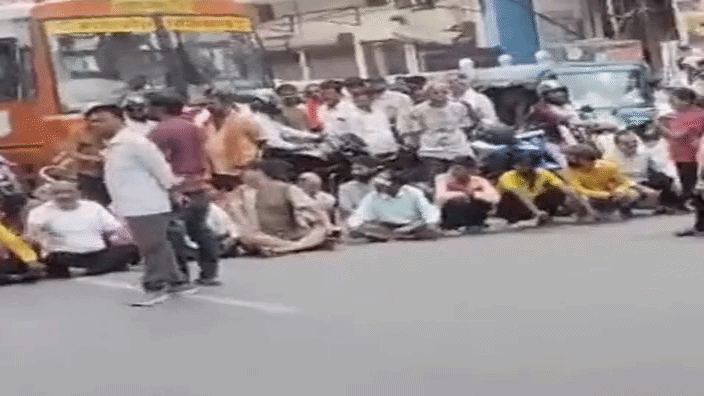 दो घंटे तक लखनऊ-कानपुर रोड किया जाम, नगर निगम के खिलाफ की नारेबाजी