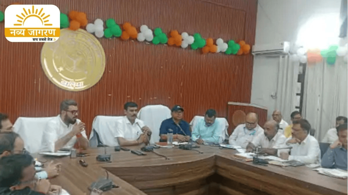 डीएम ने अधिकारियों को लगाई कड़ी फटकार, योजनाओं की नियमित मॉनिटरिंग के दिए निर्देश