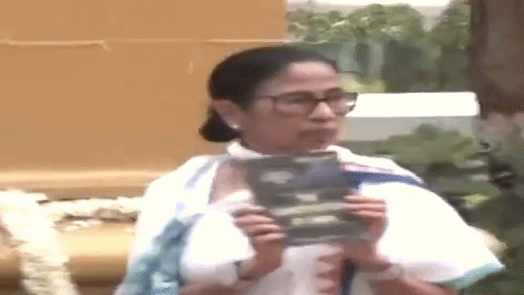 परमिशन न मिलने पर ऐन वक्त पर बदला स्थल, पुलिस की भूमिका पर उठाए सवाल