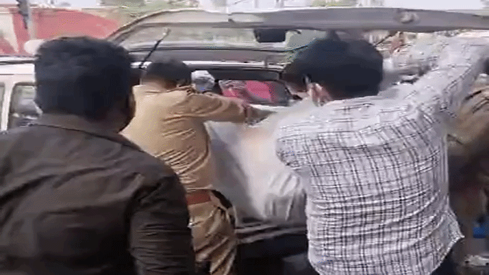 घर में मिलीं लाशें; दीवार पर लिखा मिला- ‘बंटी, बबली और बहू ने मारा’