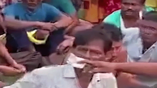 तृणमूल नेताओं पर वसूली के आरोप, कई जगह लाभार्थियों को लौटाई जा रही रकम