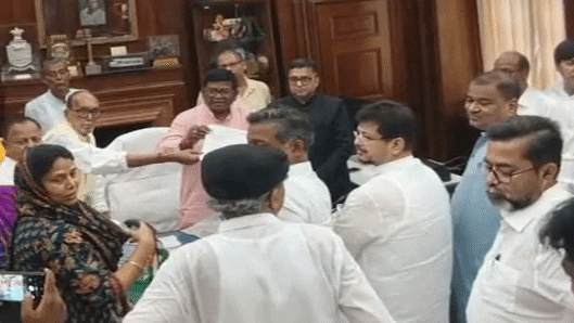 ऋतब्रत बनर्जी चुने गए नेता, बागी विधायकों ने विधानसभा अध्यक्ष को सौंपा समर्थन पत्र