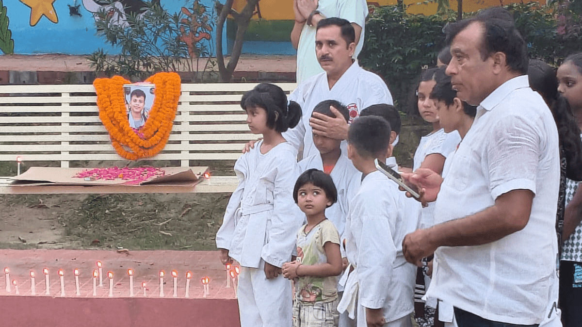 मोमबत्तियां जलाकर बच्चों ने किया याद, नेशनल और स्टेट लेवल पर जीता था गोल्ड