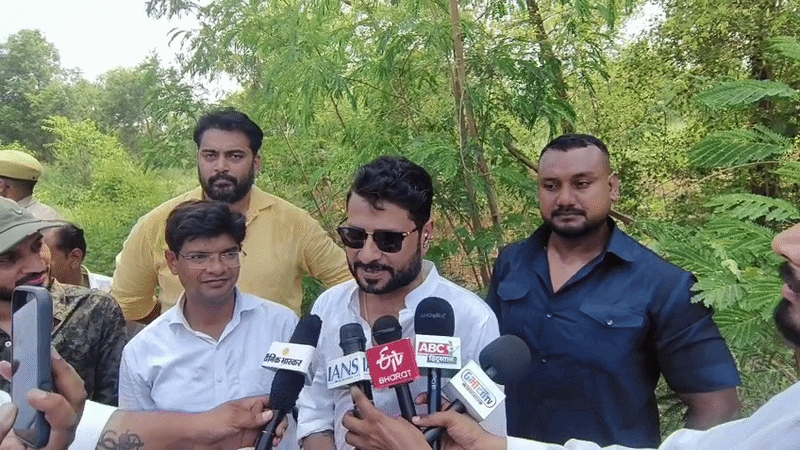 प्रेसवार्ता करते फ्लोटिंग रेस्टोरेंट के ओनर आलोक अग्रवाल।