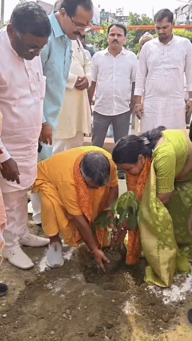 विश्व पर्यावरण दिवस पर पौधरोपण करते उत्तर प्रदेश गौ सेवा आयोग के अध्यक्ष श्याम बिहारी गुप्ता।