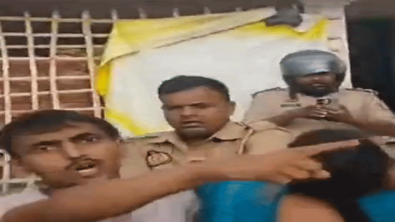 महिला ने पकड़ा पुलिस का कॉलर, झड़प का वीडियो वायरल